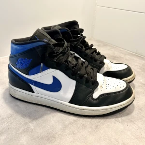 Nike Air Jordan 1, mid stl.45 - Sparsamt använda i fint skick.
