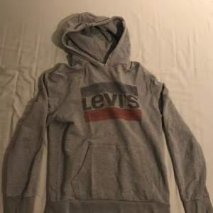 Fet Levi’s hoodie som jag inte använder längre både för att den är för liten för mig och är inte min stil längre. Lite urtvättad men det är inget som syns. Nypris ca 800kr