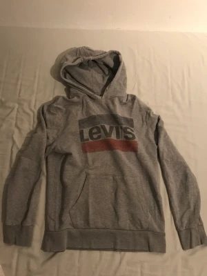 Grå Levi’s hoodie - Fet Levi’s hoodie som jag inte använder längre både för att den är för liten för mig och är inte min stil längre. Lite urtvättad men det är inget som syns. Nypris ca 800kr