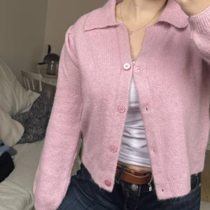 Rosa kofta från ASOS stl 36 - Supermjuk och fin rosa stickad kofta från ASOS i stl 36. Köparen står för frakten, kan även mötas upp💞🫶🏼🍭