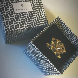 Edblad ring  - En jätte fin och populär Edblad ring som jag valt och sälja tyvärr. Ringen är o storlek 16.80 och färg guld rostfritt stål!!