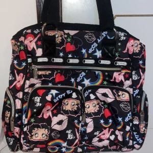 Betty Boop väska - Jättecool Betty Boop väska Helt utan defekter och helt oanvänd  Rymlig