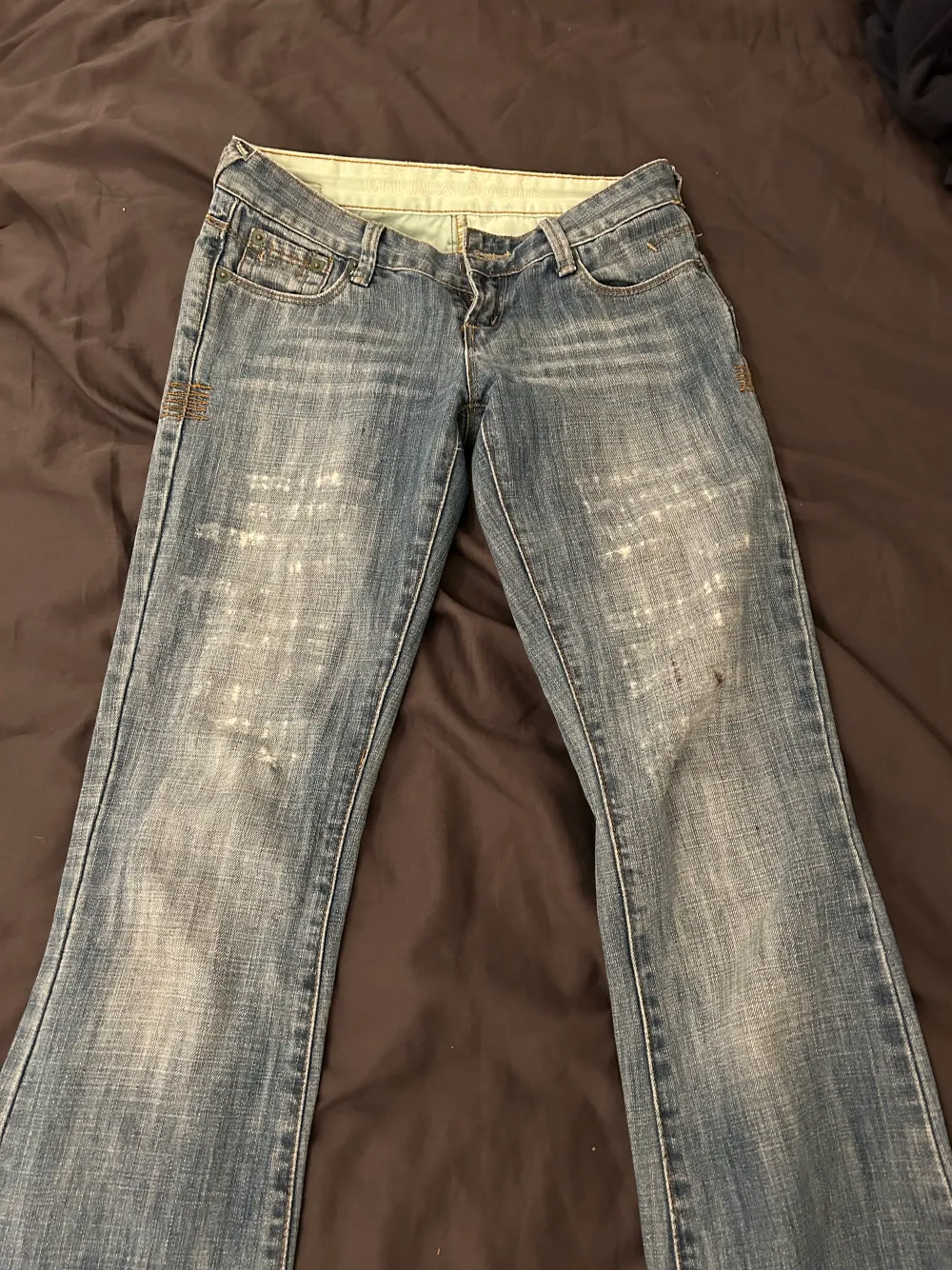 Säljer vidare dessa jättesnygga lågmidjade jeans då dom är för små för mig!. Jeans & Byxor.