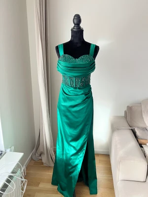 Smickrande grön festklänning  - Superfin helt ny festklänning, storlek S men skulle även kunna passa en XS 