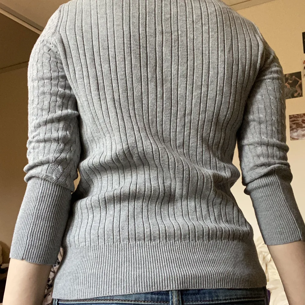 Så söt tröja som jag inte använder då den inte riktigt är min stil. Står att den är storlek L men det är en barnhörna så den sitter bra. Tröjor & Koftor.