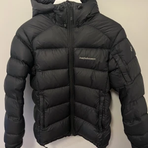 Peak performance jacka - En jätte fin och sparsamt använd jacka från peak performance! Säljer eftersom den blivit förliten för mig, i modelen ”frost down jacket”
