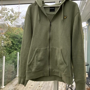 Zip-up Hoodie, Lyle & Scott - ✔️Zip-up Hoodie från Lyle & Scott ✔️Skick: 9/10 ✔️Storlek: L ✔️Orginalpris: ca 1000:- ✔️Vårat pris 99:- 👀✔️Skriv vid funderingar‼️