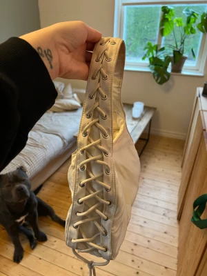 Handväska - Handväska från ASOS.  I fint skick😊 I behov av en tvätt då den legat på vinden. 