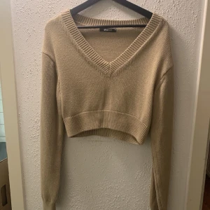 Stickad tröja - Croppad sticka tröja, v- ringad krage. 