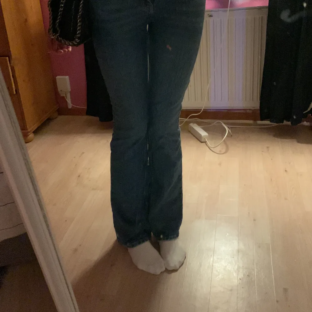 Jätte fina jeans från Gina Tricot. De är low waisted, använda några fåtal ggr✨ Köpta för 500kr säljer för 350🌟. Jeans & Byxor.