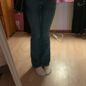 Gina Jeans💙 - Jätte fina jeans från Gina Tricot. De är low waisted, använda några fåtal ggr✨ Köpta för 500kr säljer för 350🌟