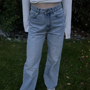 jeans från hm - Säljer dessa jätte fina  jeans från hm för att dom inte kommer till användning.säljer dom för 100kr och är i bra skick.Pris kan såklart diskuteras