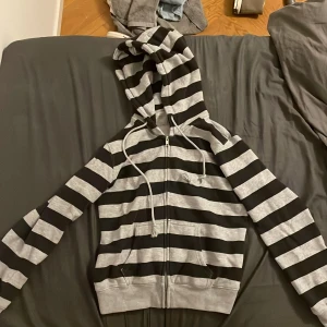 brandy melville  - super fin kofta från brandy melville knappt använd väldigt bra skick               kan sänka priset 