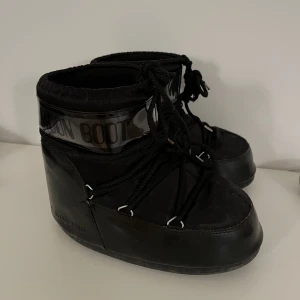 Moonboots - Säljer mina moonboots. Använda sparsamt två säsonger. Passar mig med storlek 38/39. Knappt synligt slitage men lite mer på sulan underifrån (som inte har betydelse eller syns). Supervarma och gosiga!!!💝💝