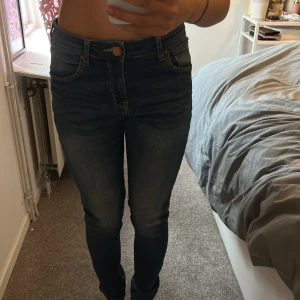 Jeans - Köpte för nått år sen men kommer aldrig till användning. Bra skick och mycket stretchigt matrial