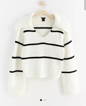 Stickad tröja med krage - Stickad tröja med krage! Köpt från Lindex använd seriöst 1-2 gånger! Stl L passar mig som brukar ha storlek M. perfekt lite snyggt oversized. Vida ärmar