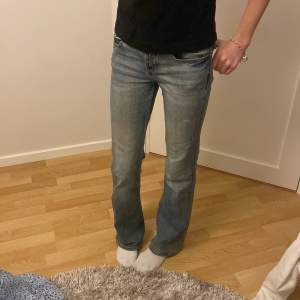 Lågmidjade jeans med bootcut från h&m. Bra skick. Defekter: Det är en vit fläck på låret, men den syns inte så mycket. Det finns bild! Jag är 168! Och det är low Waist på mig