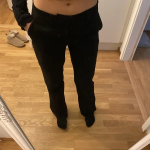 Kostymbyxor Nelly  - Kostymbyxor från Nelly med låg midja,  Skriv för mer bilder.💖💖några få noppror där av priset 