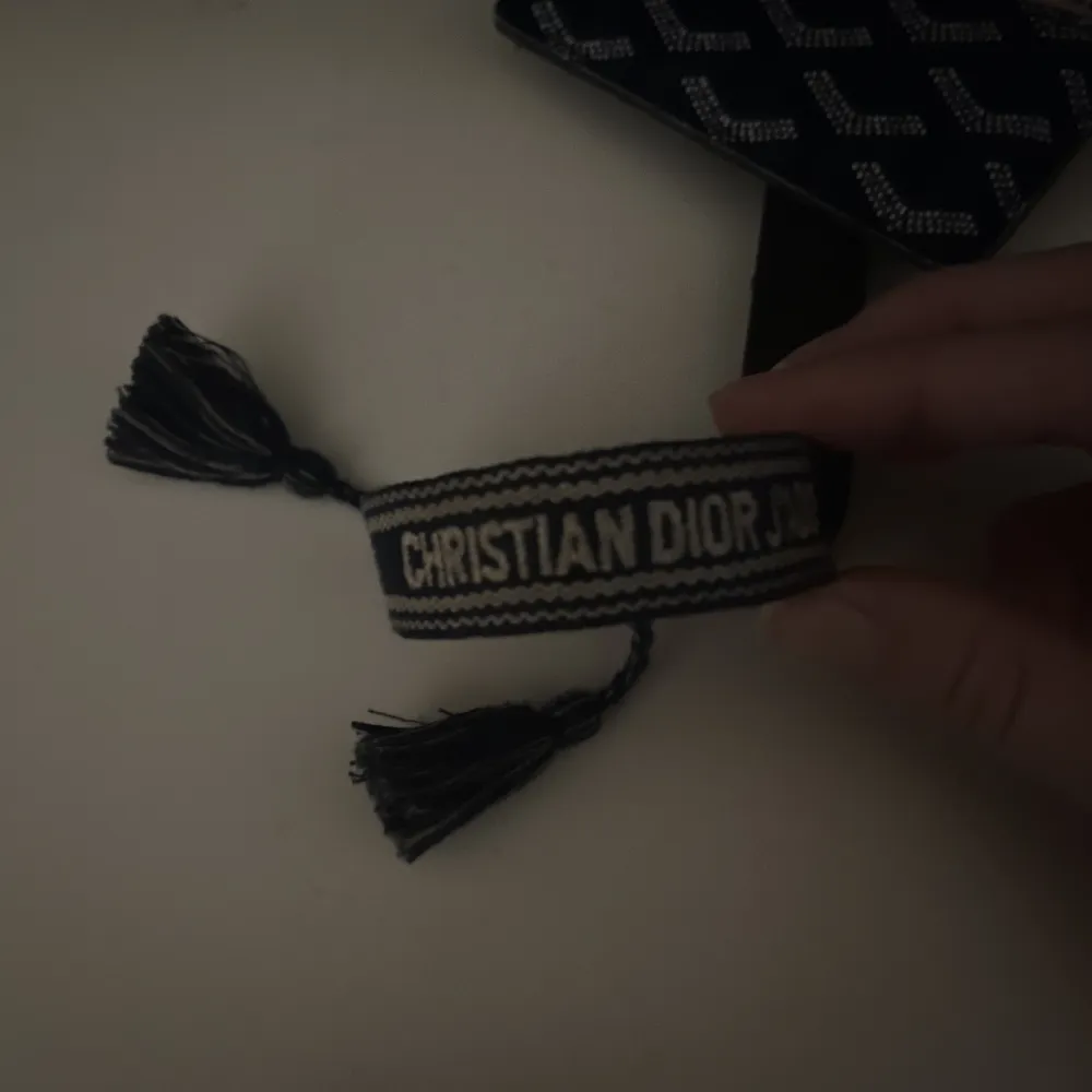 Säljer detta Christian Dior armbandet för ett väldigt bra pris! Skicket är 8/10 då det är använt men inga synliga skador eller något. Nypris: 4000. . Accessoarer.