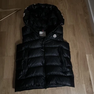 Moncler väst  - Säljer en äkta moncler väst med nfc scan och qr kod den är i storlek 2 vilket är M  Priset kan diskuteras 