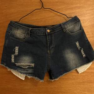 Obs! Har 2 exakt likadana jeansshorts därav 2 annonser. Ett par jätte fina jeansshorts som är otroligt stretchiga! Aldrig använda då det är fel storlek. Storlek 3XL men känns som en stor L!