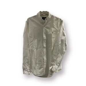Raulph lauren skjorta  - Säljer denna väldigt fräscha raulph lauren skjorta! Pris: 299kr Strl: S Skick: 9/10 Tveka inte på att höra av er!