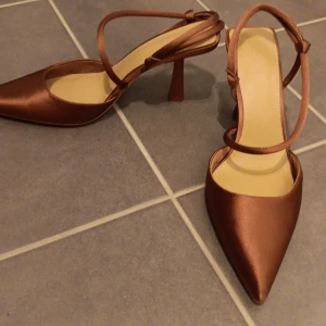 Klackskor - Säljer dessa otroligt snygga samt bekväma klacksorna som inte har sådan hög klack och bekväma att gå i