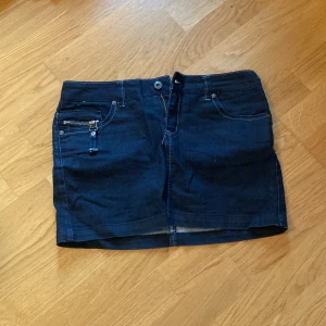 Lågmidjad kjol  - Jättefin 00s lågmidjad kjol ifrån only. Storlek 36 