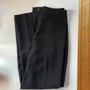 Svarta, raka & vida kostymbyxor från H&M. Underbar modell med långa ben (jag är 170cm)