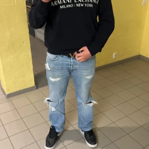 Levis 501 - Schysta eftertraktade ripped Jeans från Levis. Dem sitter perfekt är relativt baggy( det som trendar). Dem är nästan helt nya och har endast används 2ggr. Skriv vid frågor och funderingar😃