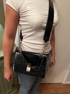 Väska - Snygg svart väska med nitdetaljer 