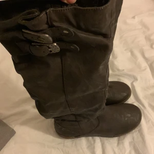 Gråa stövlar - Storlek 39.Endast använda ett par gånger.Skaft längd 38 cm.Skaft vidd 38 cm. Köpta i Italien.