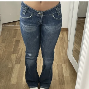 Jeans - Jättesnygga lågmidjade bootcut Lee jeans!