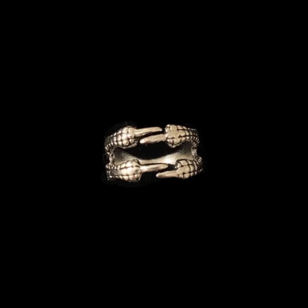 001💕 Supersnygg ring med klor💕 fri frakt vid köp av minst tre💕 49 kr. Övrigt.
