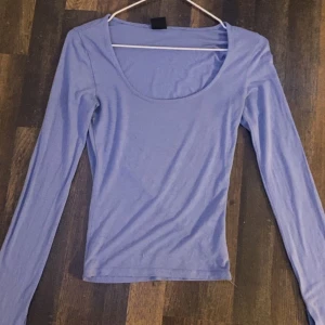 Marin ljusblå urringad/utsvängd tröja - Jättefin färg med urringning och utsvängda i armarna💗 storlek xs💗