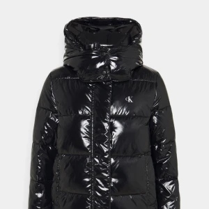 Calvin Klein jacka  - Säljer min jätte fina jacka som inte har kommit till användning.Origanal pris ca 2000