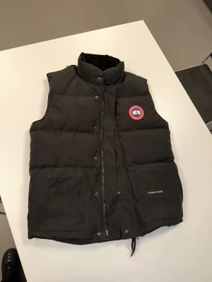 Canada goose väst  - Västen är endast använd fåtal gånger~ Priset kan diskuteras vid snabb affär ~   