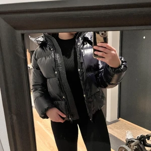 Vinterjacka  - Hugo boss jacka äkta dun, storlek Small Den skiftar i mörkblå/svart