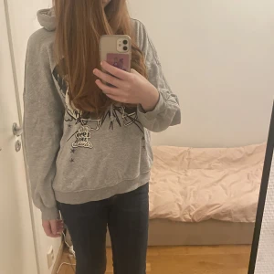 Hoodie - Jätte fin hoodie med tryck som i sig är lite lite oversize. Sitter så här på mig som ofta har storlek s. Kontakta gärna mig om du har fler frågor 💕💕