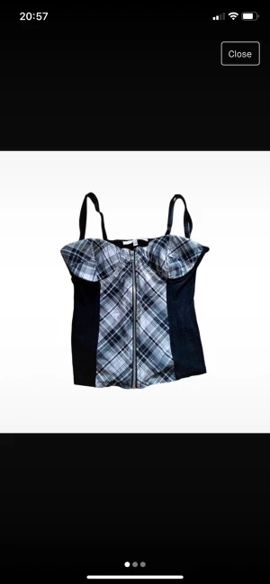 Korsettopp - Så sjukt cool rutig korsettopp! Älskar men lite för liten i kupan tyvärr 😔 as cool verkligen!! Fatta med smycken liksom 