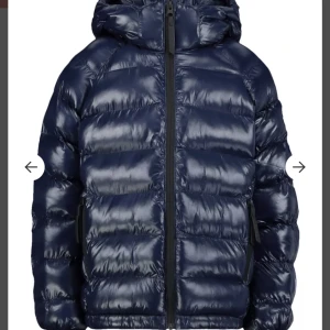 Peak performance jacka - Supersnygg vinterjacka i nyskick. Egna bilder kan såklart skickas. Köptes för 2400kr. Storlek 160 men passar som S. Vid frågor är det bara att kontakta💓