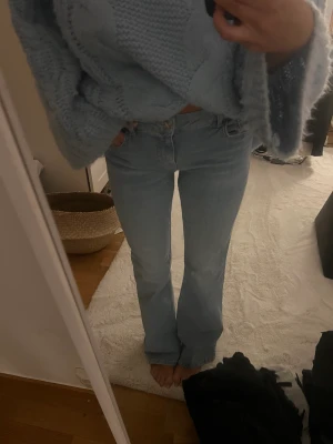 Jeans - Så snygga jeans från zara, ljusblå, lågmidjade! stl 38 men passar även 36🥰❤️ använda ca 1/2 gånger