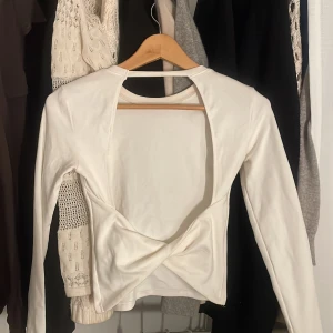 Zara topp - Säljer denna supersöta toppen med öppen rygg från zara, kommer tyvärr inte till användning! 🥰