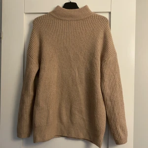 Stickad tröja med lite krage - Säljer denna stickade tröja, skicket är bra!! (Den är mer gammelrosa i verkligheten)🩷