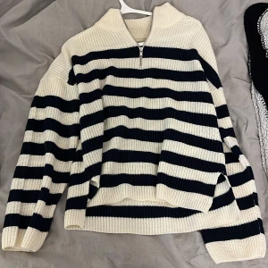 Stickad tröja  - Sälja denna snygga stickade tröjan från vero moda, aldrig använd 🤎