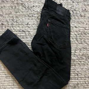 Levis jeans - Svart jeans från Levis. Bra skick. Storlek W29L30