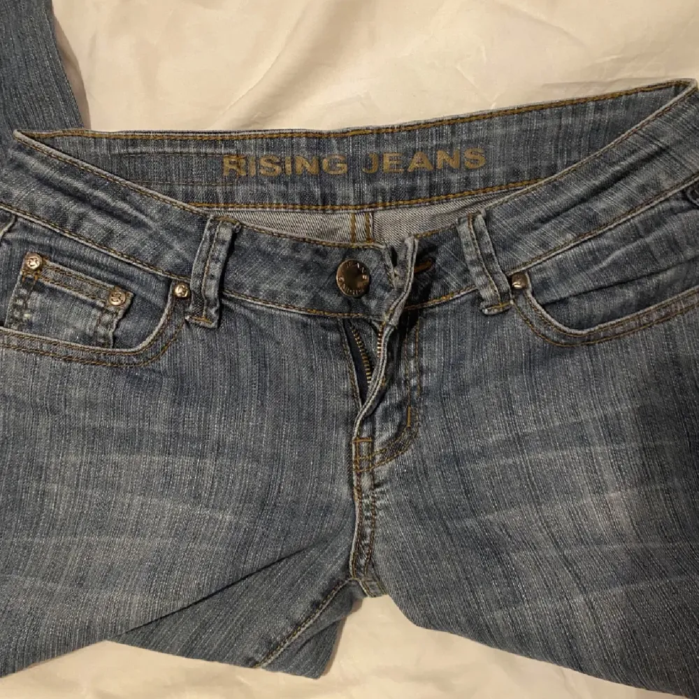 Supersnygga rising jeans i storlek 26. Köpta här på plick men passade tyvärr inte mig. Midjemåttet är 36cm & innerben 74. Jeans & Byxor.
