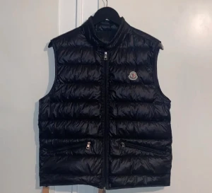 Moncler väst - En fin moncler väst skick 9/10. Tags,kvitto, påse allt finns. Hör av dig om du vill ha mer bilder eller har nån fråga. Storlek 4