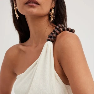 Naturvit maxiklänning - En gudomligt vacker klänning perfekt för olika event/festligheter. Har burit klänningen endast en gång (nyskick) 🪽