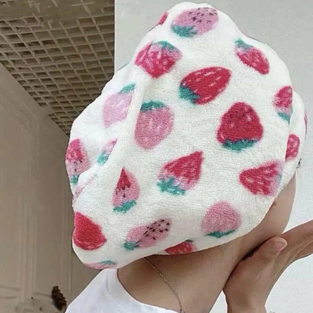 En väldigt söt hårturban med jordgubbar som motiv. Helt oanvänd och perfekt för att torka håret efter duschen!. Övrigt.
